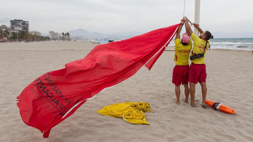 Socorristas con una bandera roja