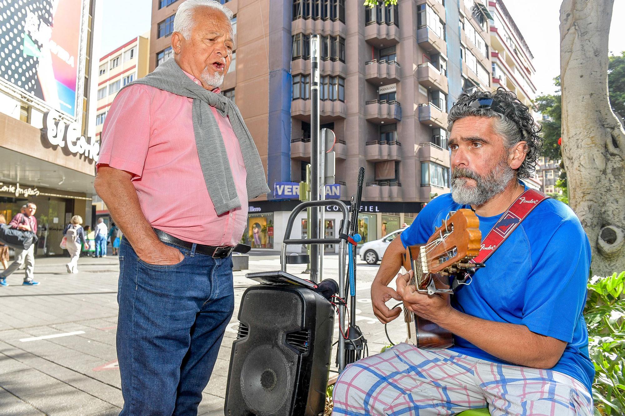 El músico callejero Fredy lleva 22 años tocando en las calles de la capital grancanaria.