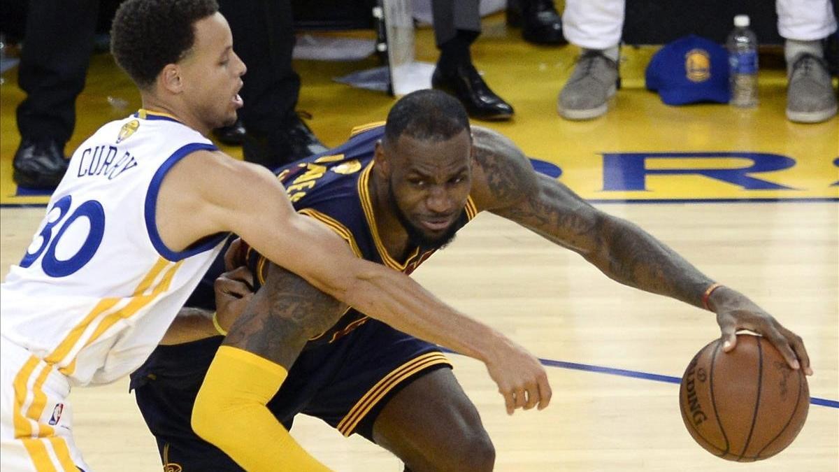 Lebron James y Stephen Curry pugnan en uno de sus múltiples pulsos en la NBA