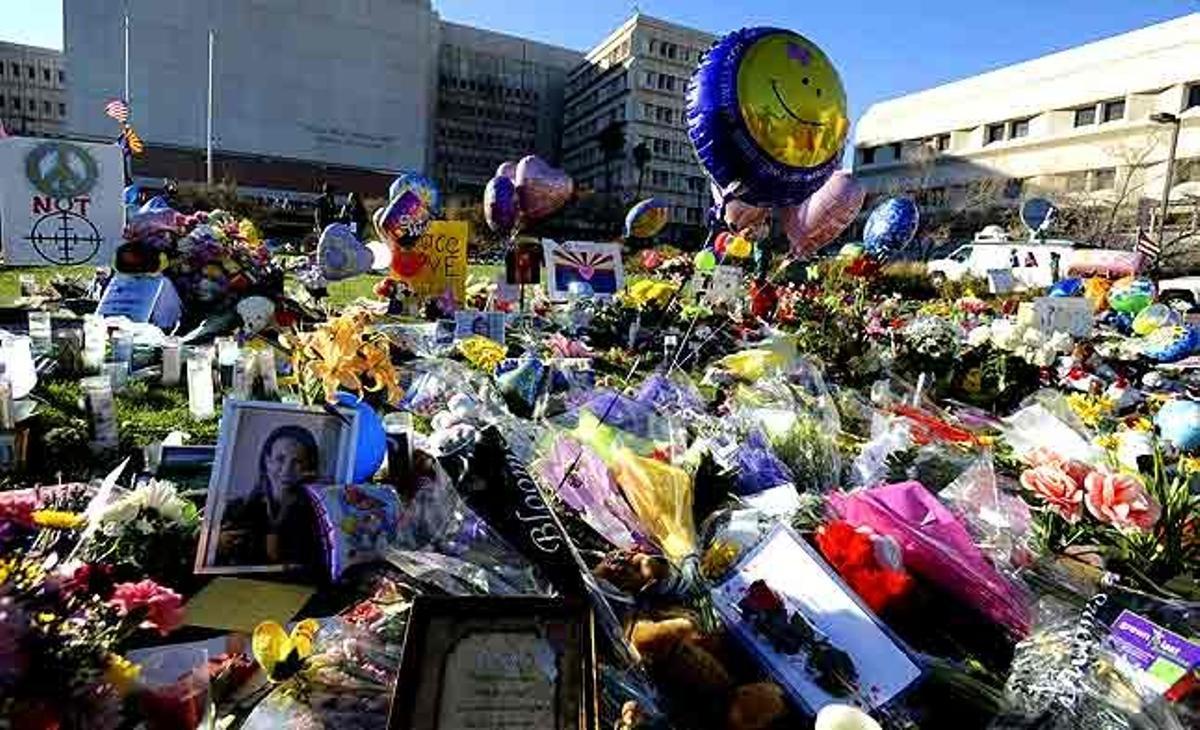 Flors i missatges de suport s’acumulen a les portes del centre mèdic on està hospitalitzada la congressista Gabrielle Giffords i altres ferits del tiroteig que va tenir lloc a Tucson (Estats Units). Sis persones van morir i 14 van resultar ferides quan la congressista Gabrielle Giffords celebrava una reunió amb votants a l’entrada d’un supermercat.