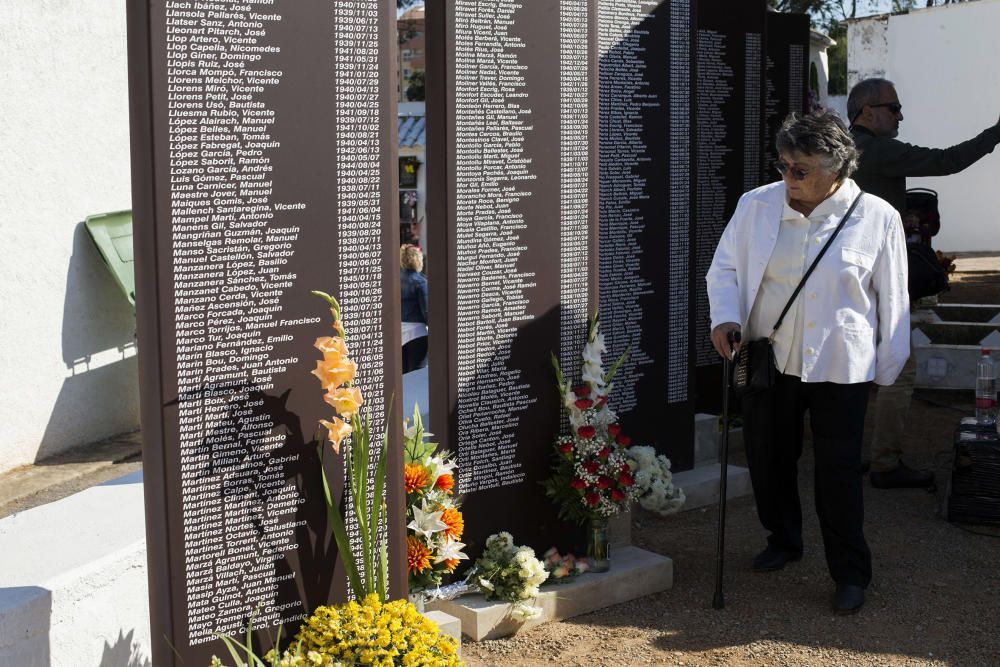 Homenaje a los difuntos en el cementerio de Castelló