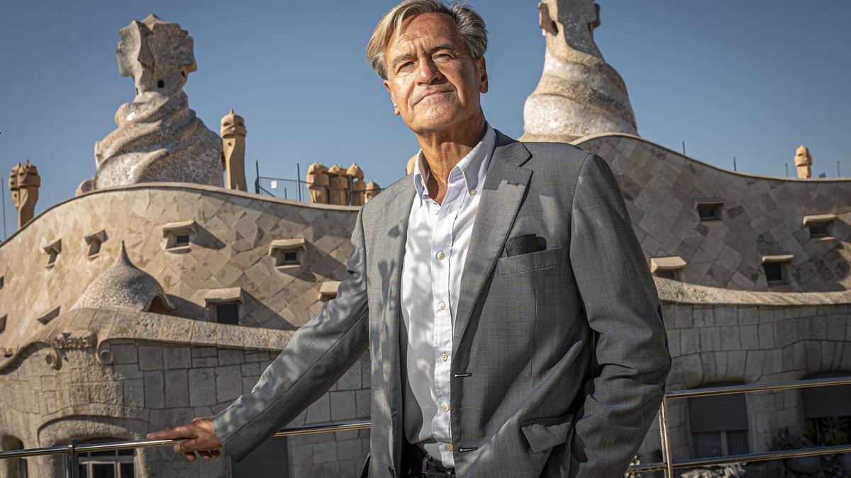 El eurodiputado socialista Juan Fernando López Aguilar, posa para EL PERIÓDICO, frente al edificio de La Pedrera.