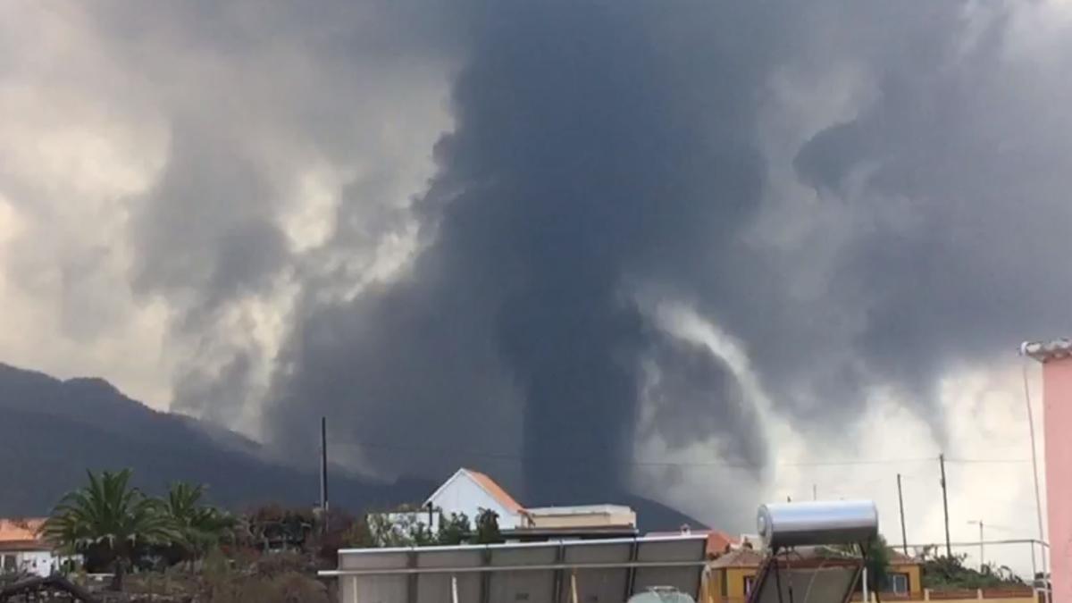 La explosión que dio paso a la nueva boca del volcán de La Palma, de cerca