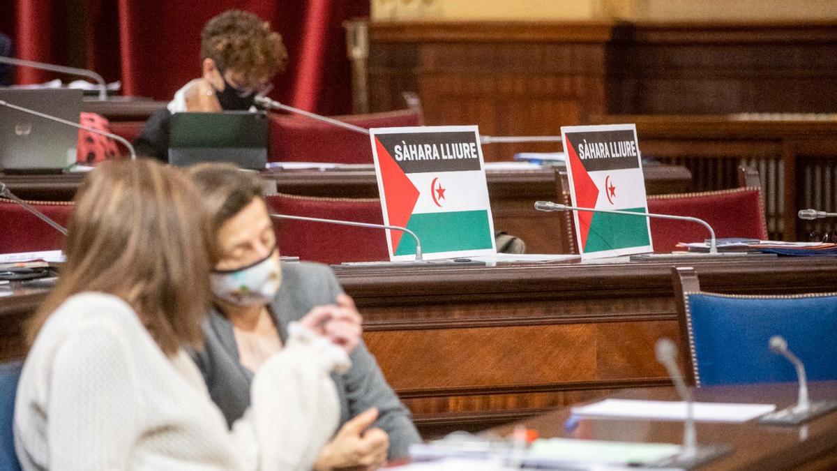 Banderas saharauis en el Parlament balear.