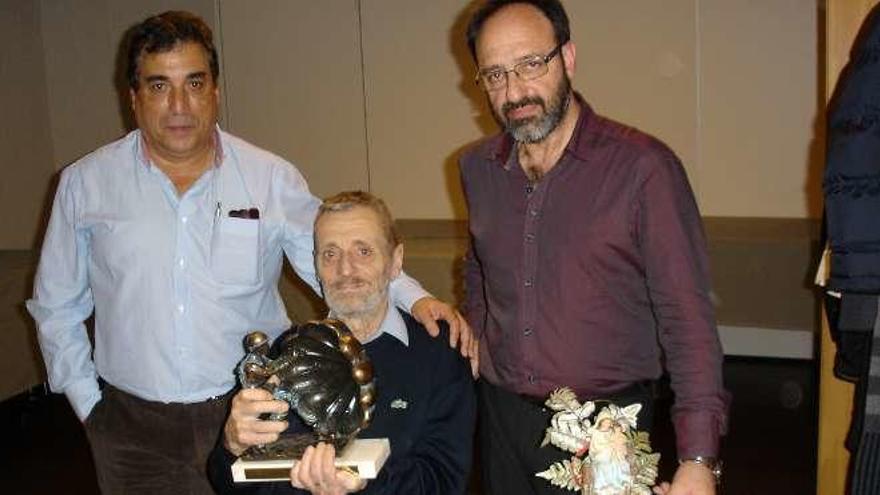 Santos Gayoso, sentado, durante el homenaje.