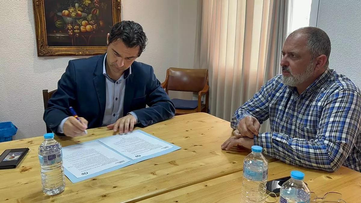 Firma de Eduardo Dolón del "contrato electoral" con el presidente de la Asociación de Empresarios, Pepe Ríos en la campaña electoral de 2023. La Asociación señala que se han incumplido todos los puntos salvo el de instalación de videovigulancia