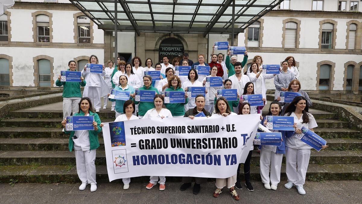 Concentración ante el Hospital Provincial de Pontevedra.