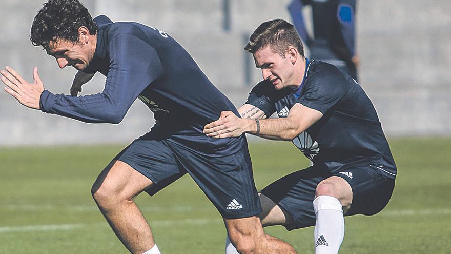 Viti agarra a Borja Sánchez en un entrenamiento del filial