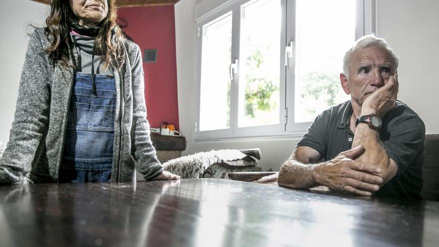 Julia Fernández y Elías Barrero, padres de Sheila Barrero, en su casa de Degaña.