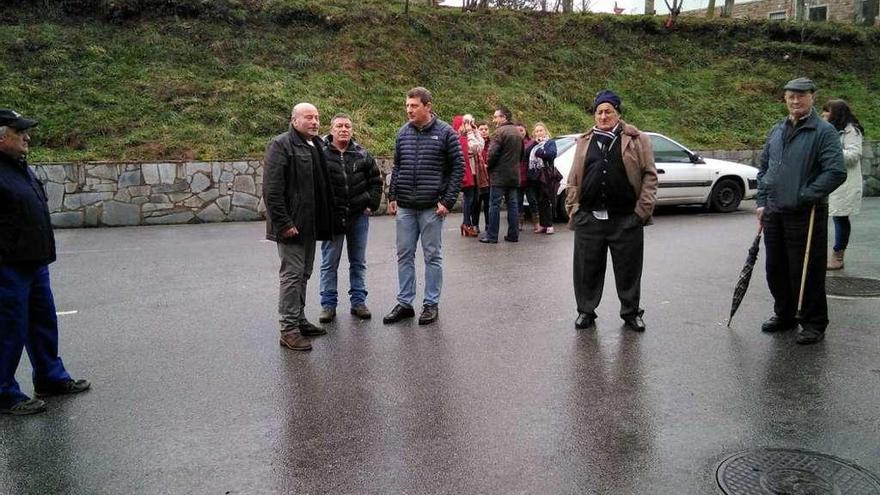 Vecinos de la calle Claudio Zardaín, en el encuentro celebrado ayer en Tineo con representantes regionales.