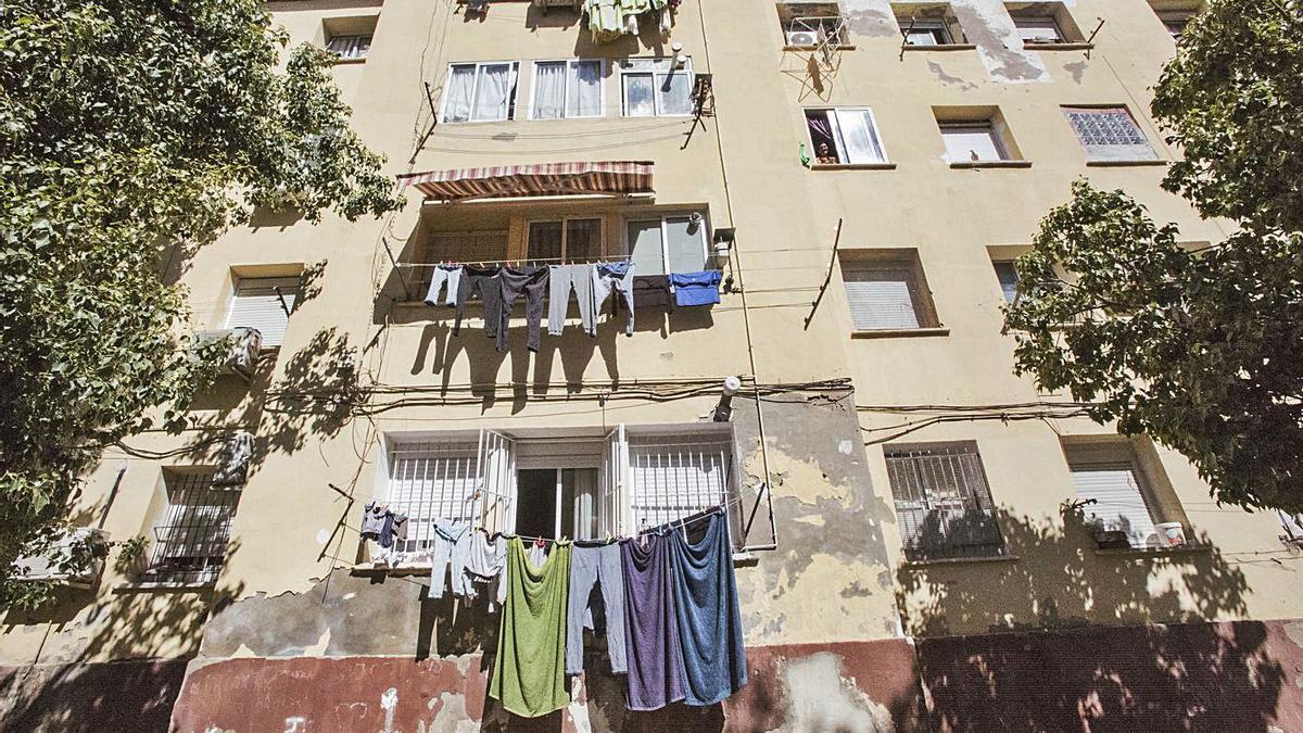 Un inmueble de una zona donde viven familias con escasos recursos en Alicante.