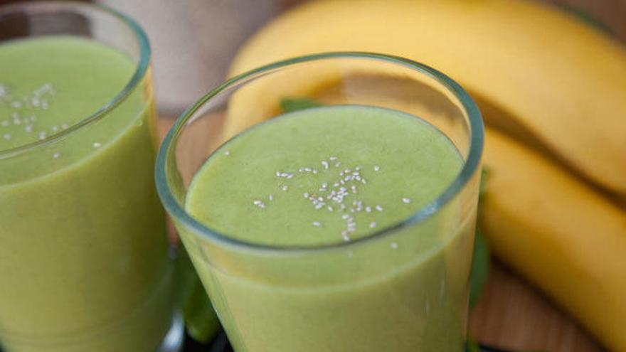 El batido, realizado en casa, es sano y refrescante. // FDV