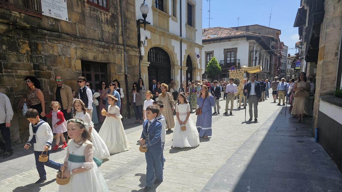 Los niños, durante la procesión.
