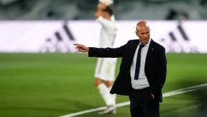 Zidane da órdenes desde el banquillo en el último partido del Madrid.