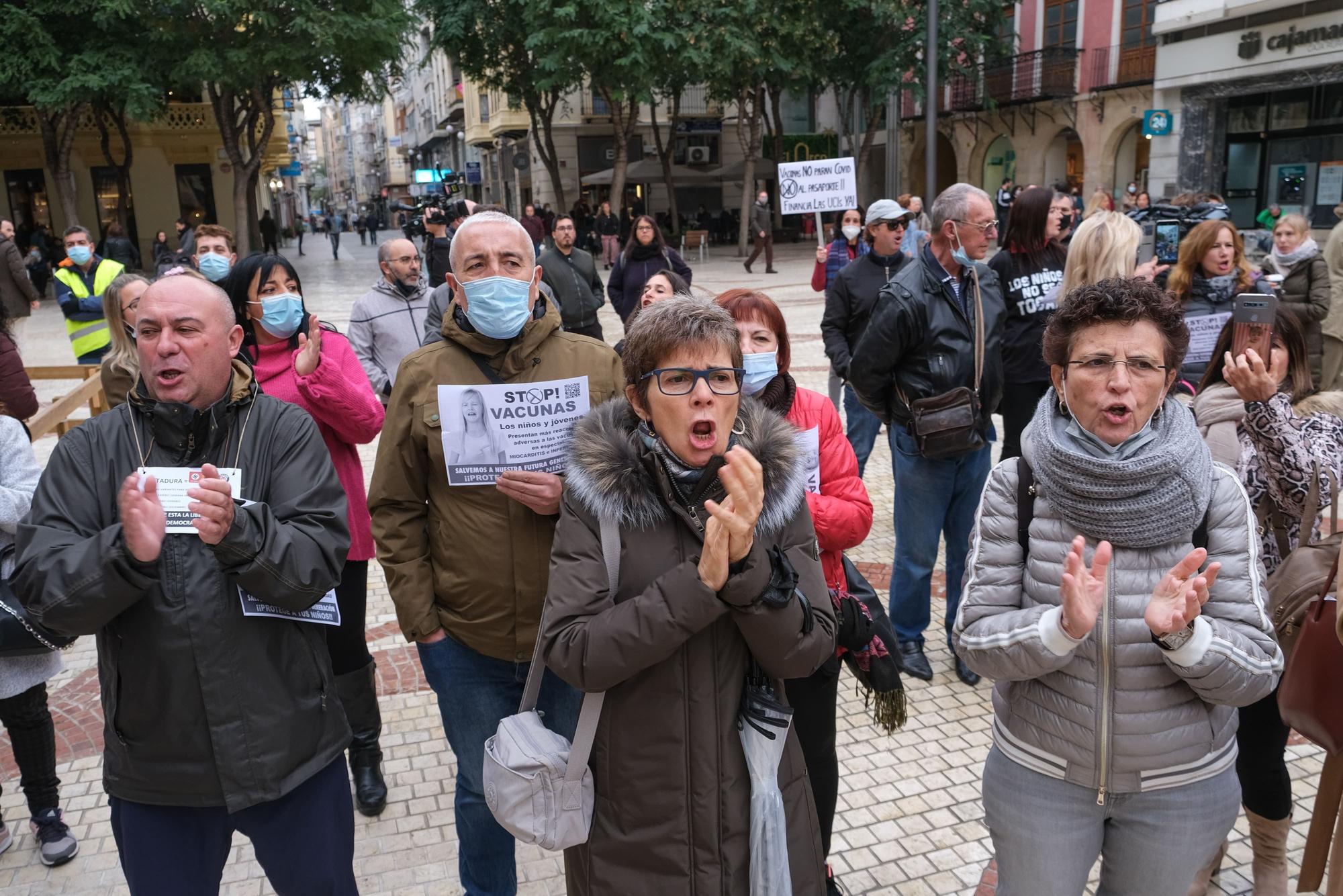 Concentración antivacunas en Elche contra el pasaporte covid y la inoculación de niños