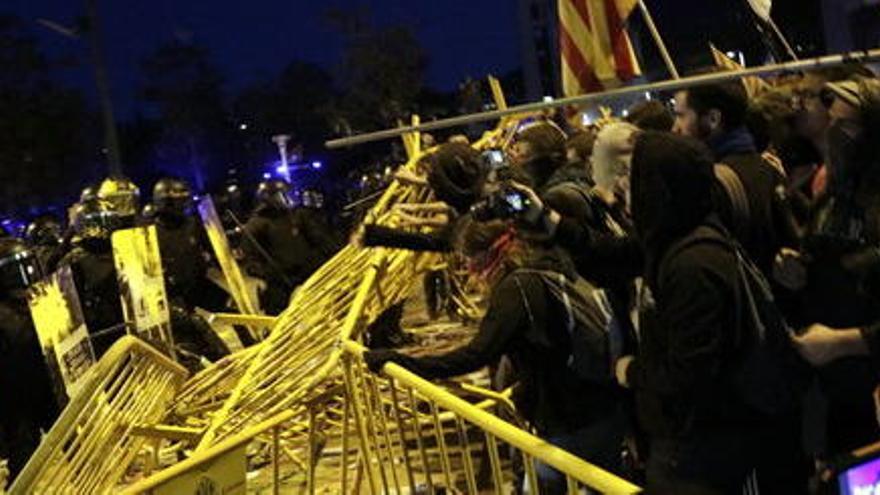 VÍDEO | Detingut un menor per ferir un Mosso amb una barra de ferro durant la protesta de l&#039;1-O a Girona