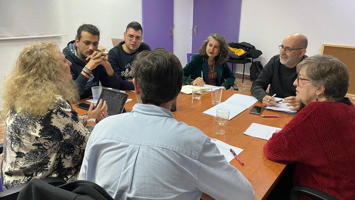 Reunión de la candidata de Unidas por Extremadura a la Presidencia de la Junta, Irene de Miguel, con miembros de CCOO en la región