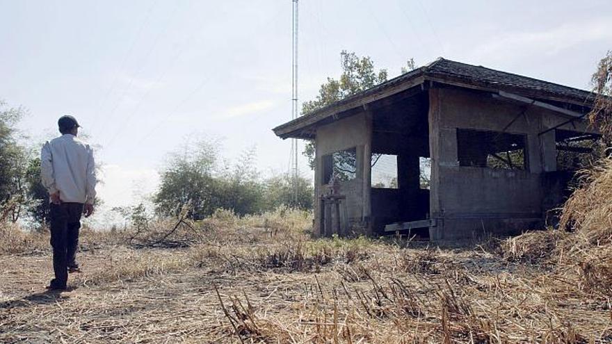 El último y legendario bastión del Jemer Rojo, en Anlong Veng, saca provecho a su siniestro pasado con el turismo, cuando mañana se cumplen tres décadas de la caída del régimen maoísta de Pol Pot. En la imagen, restos de la casa de Pol Pot.