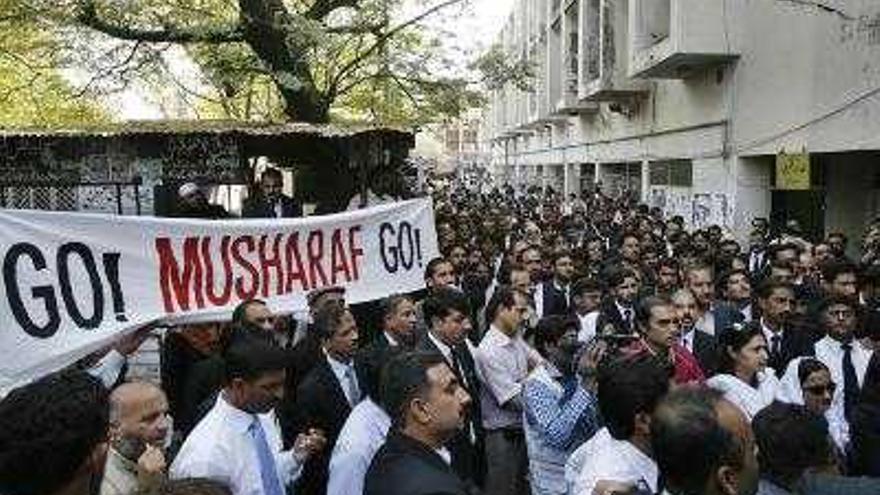 Cientos de manifestantes en Islamabad piden el cese del estado de excepción.