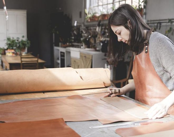 Melina, diseñadora de la firma Oficio,  en su taller