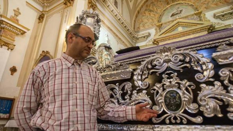 El Cristo Yacente de Villafranqueza estrena trono en madera labrada