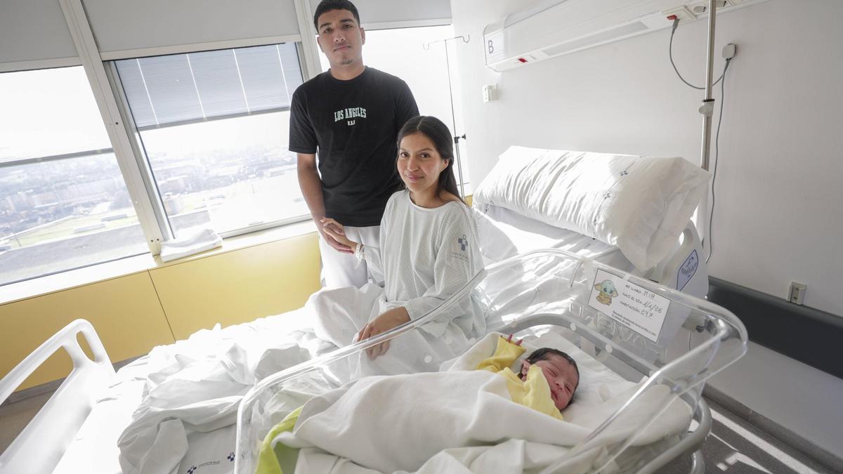 Mia Adhara, la primera bebé asturiana del 2026 que nació en el HUCA media hora después de las Campanadas: "Nos tomaremos las uvas cuando volvamos a casa"