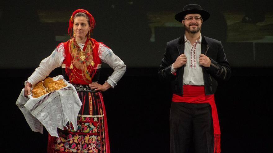 Trajes tradicionales de Viana do Castelo (Portugal) que se mostraron ayer en el IV Festival Internacional de Indumentaria Tradicional. | Alba Prieto