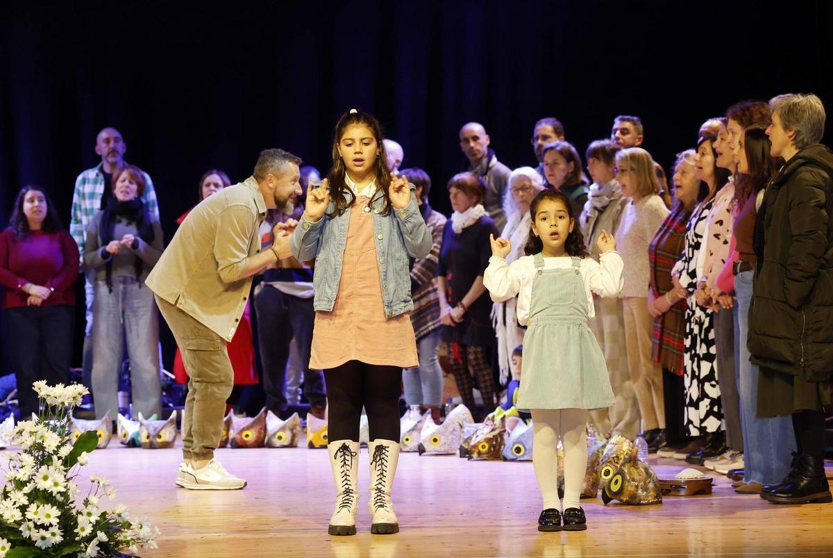 Renata e Cora signando nun ensaio do coro de Vincios.