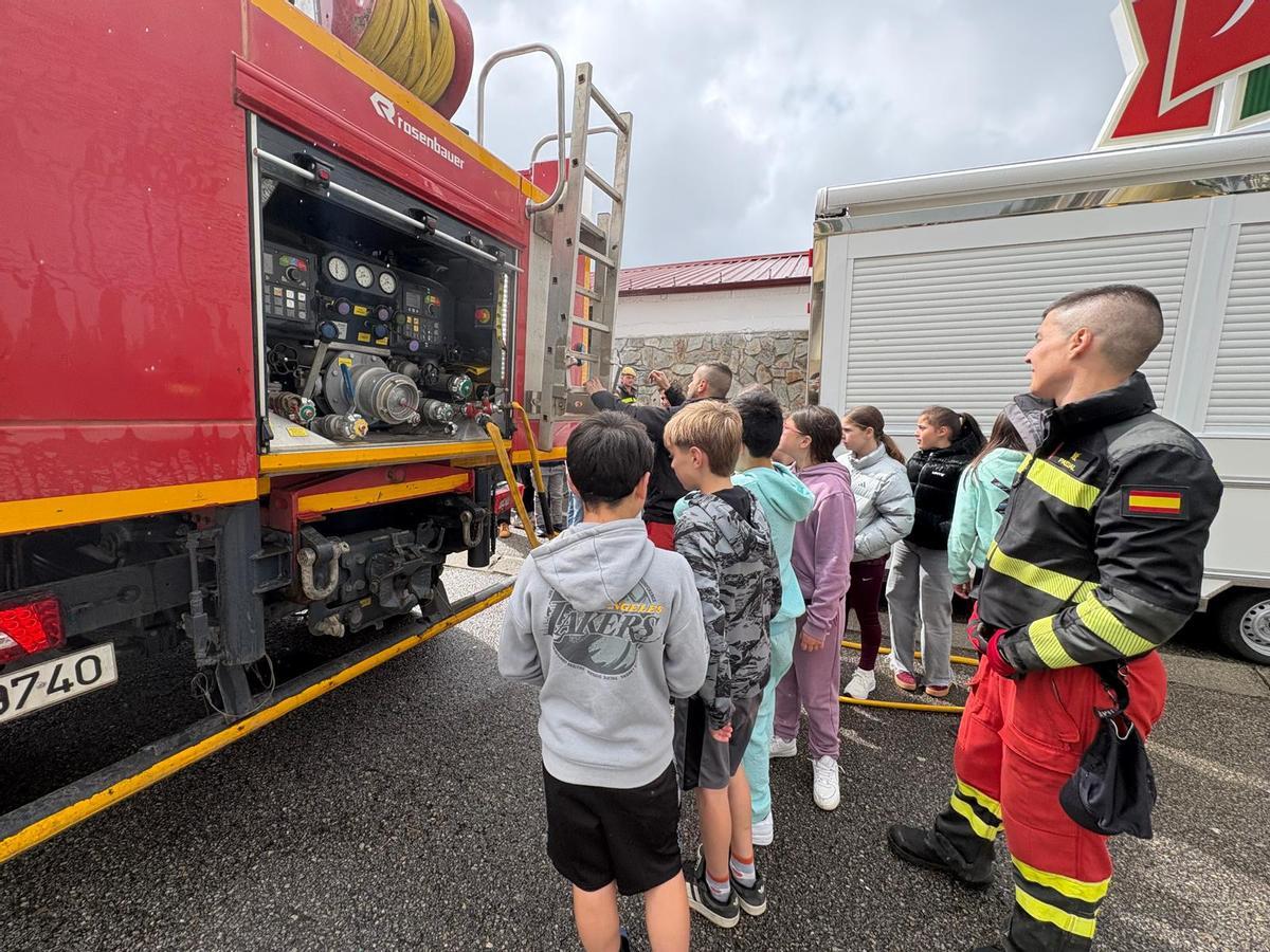 Los escolares observan el interior del camión autobomba de la UME.