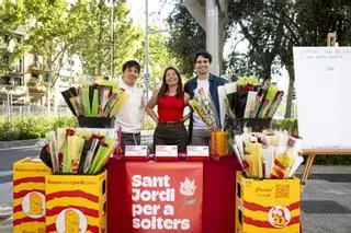 El primer ‘stand’ de Sant Jordi con rosas para solteros
