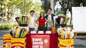 Barcelona, 23 de abril de 2025. Primer stand de rosas para solteros, de los creadores del juego “Amigo date cuenta”.