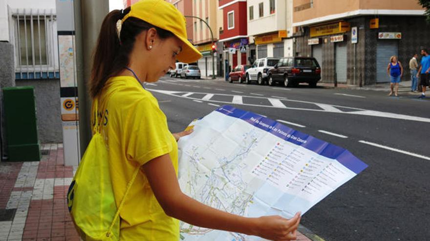Una trabajadora observa el nuevo mapa que estrenará la compañía municipal de transportes el próximo lunes.