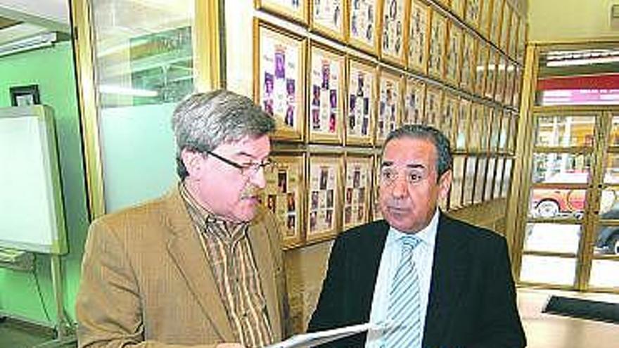 Abraham Montes y Salvador Fernández, ayer, en La Felguera.