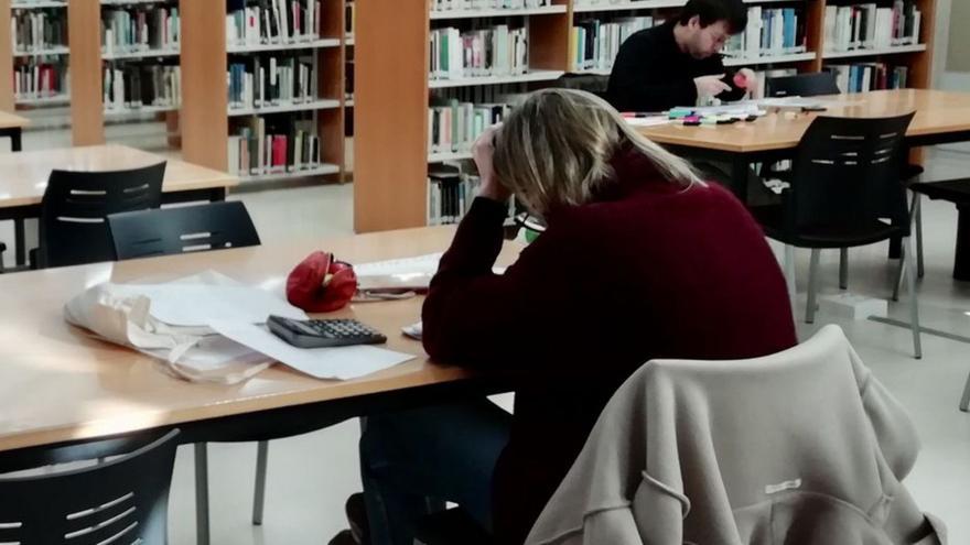 Estudio en una de las salas de la Facultade de Comunicación.   | // R.V.