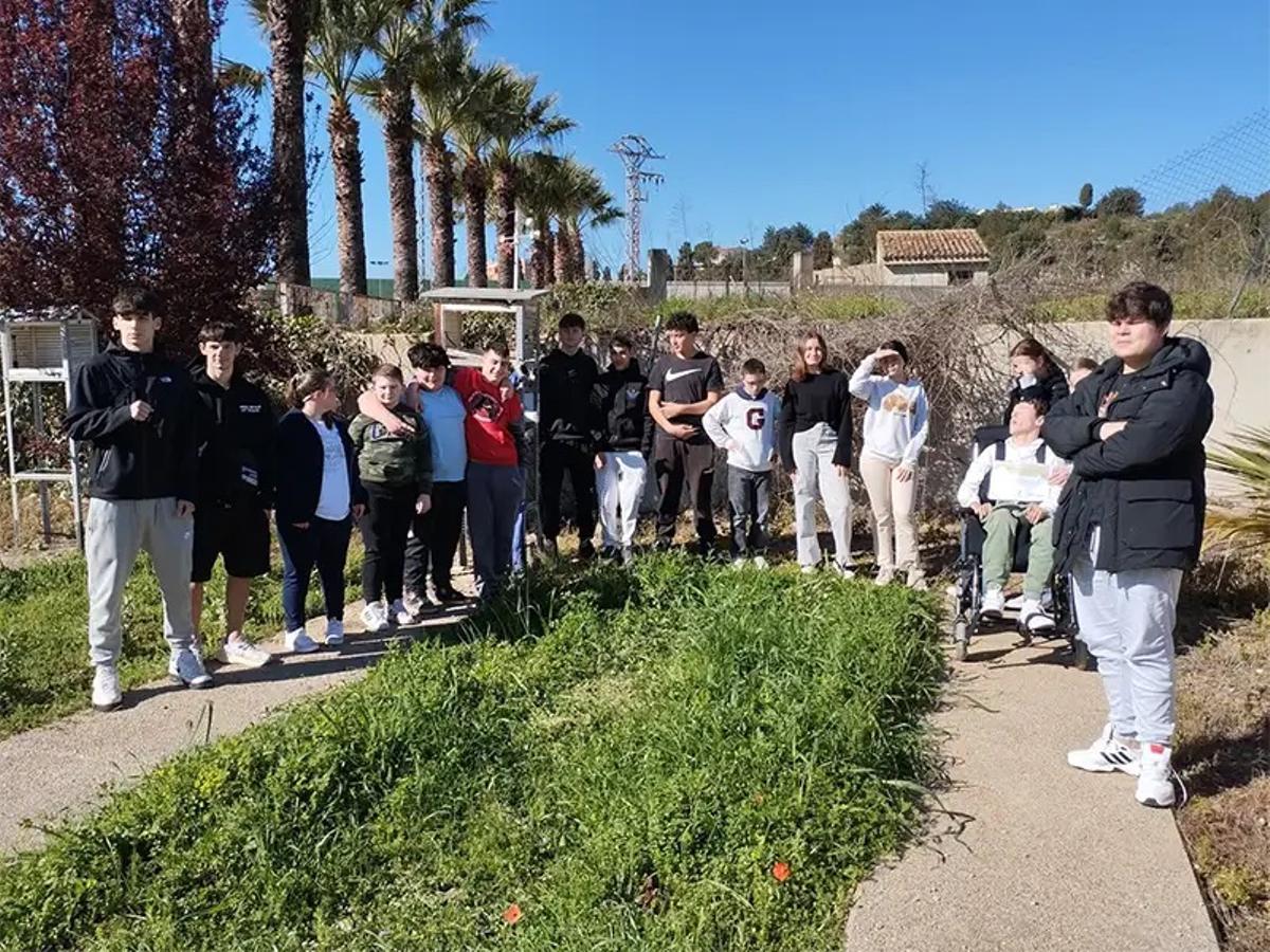 Alumnat de l'IES Torís a l'hort escolar d'este institut públic de la Ribera Alta.