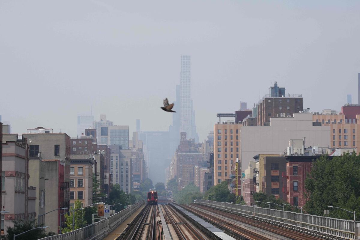 Smoke fills the sky in New York on July 17, 2026. The Manhattan skyline was obscured by thick haze and Chicago closed its beaches on July 16 as out-of-control Canadian wildfires raged, sending smoke spewing into the United States and exposing millions of people to dangerously unhealthy air. US states near the Canadian border including Minnesota, Wisconsin, Michigan and Illinois were particularly choked, while the Northeast including New York was also experiencing deteriorating air quality. (Photo by TIMOTHY A. CLARY / AFP)