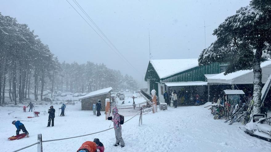 La nieve activa el aviso amarillo en media provincia y dificulta el tráfico en la A-52