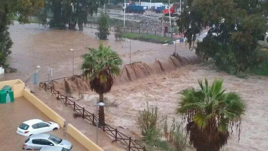 Una riada anega el paso que conecta San Pedro con Nueva Andalucía a través del río Guadaiza.