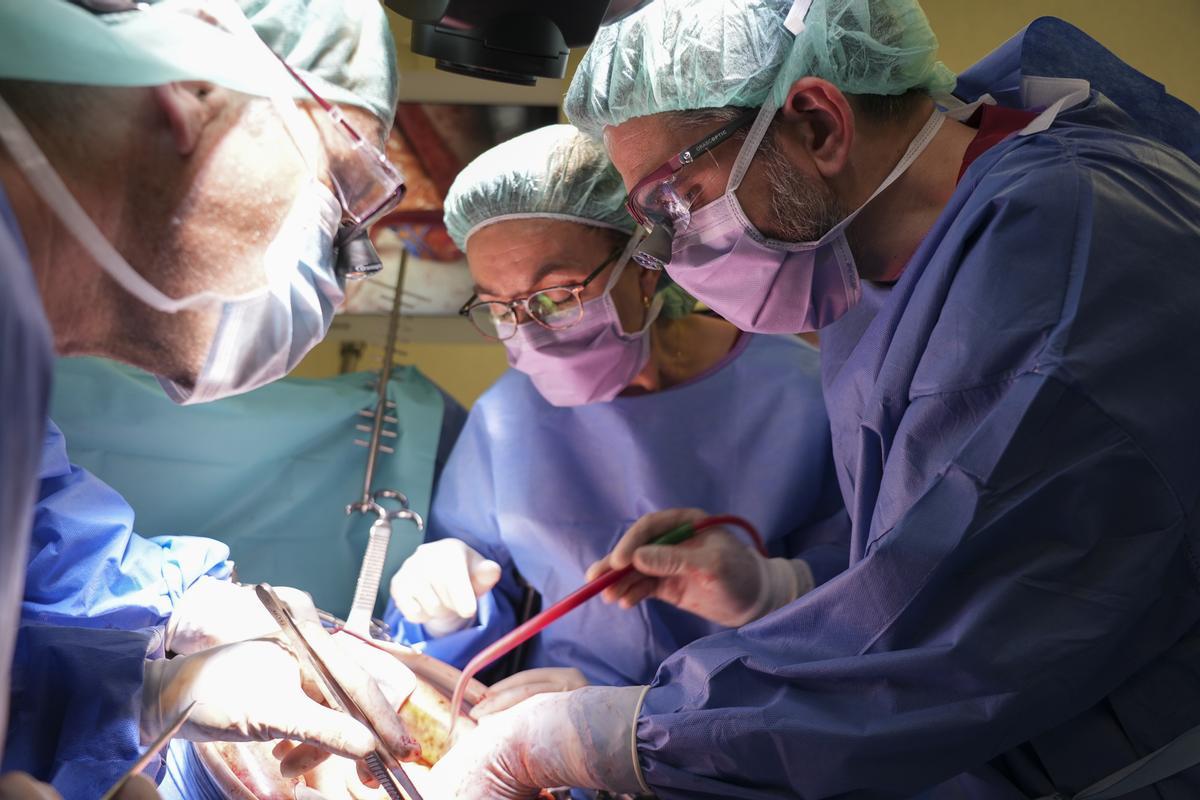 La operación con doble by-pass, venoso y arterial, para extirpar un cáncer de pánceras hasta ahora inoperable