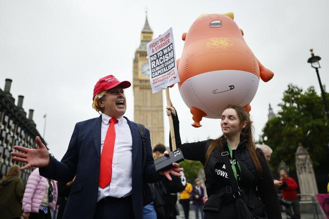 LONDON (United Kingdom), 17/09/2025.- A protester holds up a Baby Trump Blimp balloon next to a person dressed as Donald Trump during a Stop Trump Coalition mass demonstration against the state visit to the UK by US President Donald J Trump in London, Britain, 17 September 2025. The action has been organised by a coalition of around 50 protest groups. President Trump is on his second state visit to the UK where he will meet with the King and the Prime Minister. (Protestas, Reino Unido, Londres) EFE/EPA/TOLGA AKMEN