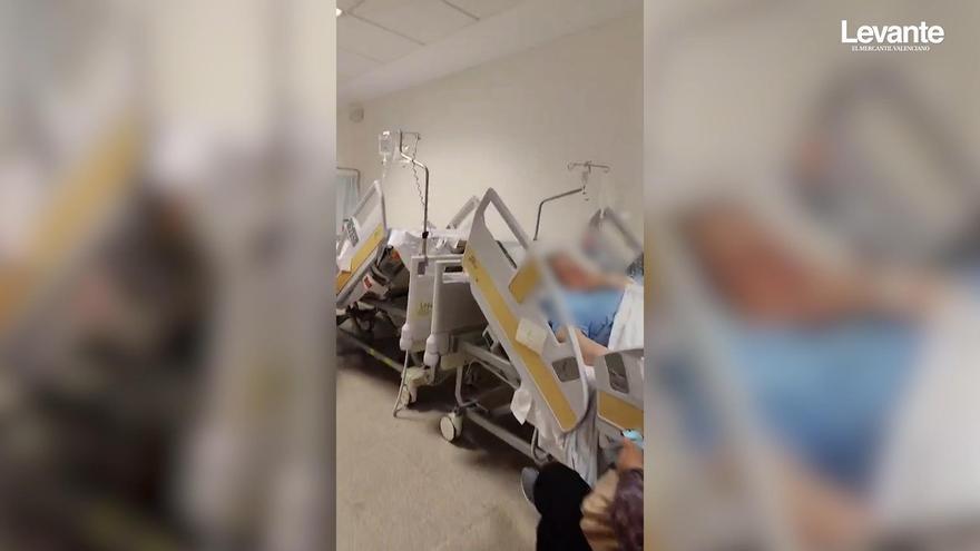 Pacientes y familiares en los pasillos del hospital