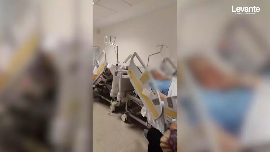 Pacientes y familiares en los pasillos del hospital