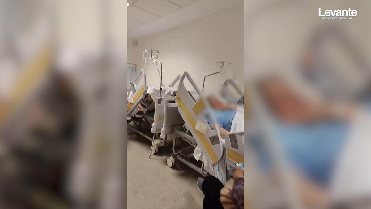 Pacientes y familiares en los pasillos del hospital