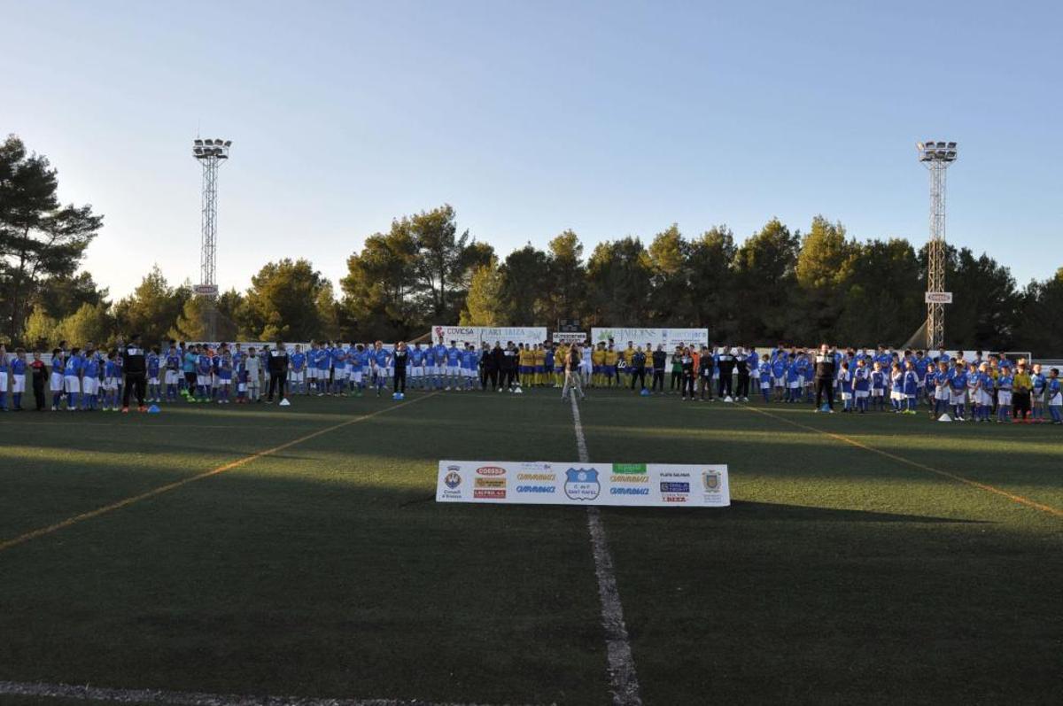 Numerosos aficionados no quisieron perderse el acto del club