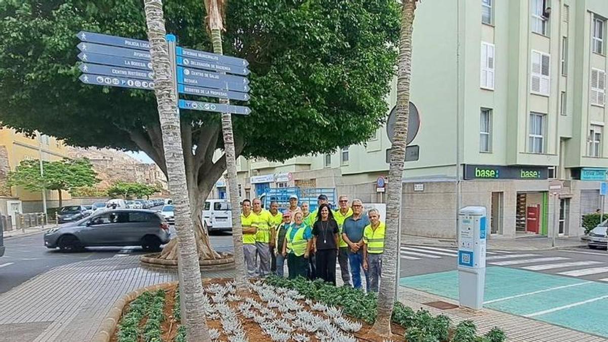 El concejal de Parques y Jardines, Juan Jiménez, junto a los trabajadores municipales justo al término de una de las plantaciones que se están realizando en el casco.