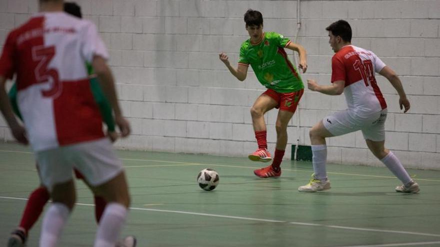 Un jugador del InterSala Zamora da un pase ante un rival. | Ana Burrieza