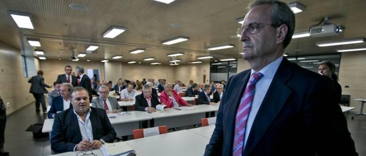 Moisés Jiménez pasa por delante de Cristóbal Navarro en la asamblea celebrada el pasado martes en IFA, sin ni siquiera girar la mirada.