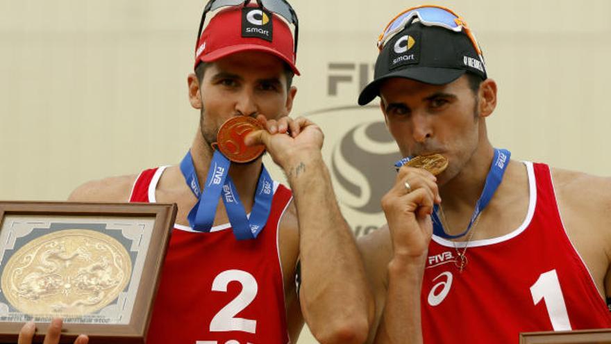 Pablo Herrera y Adrián Gavira, con sus medallas y el título de campeones en Xiamen (China)