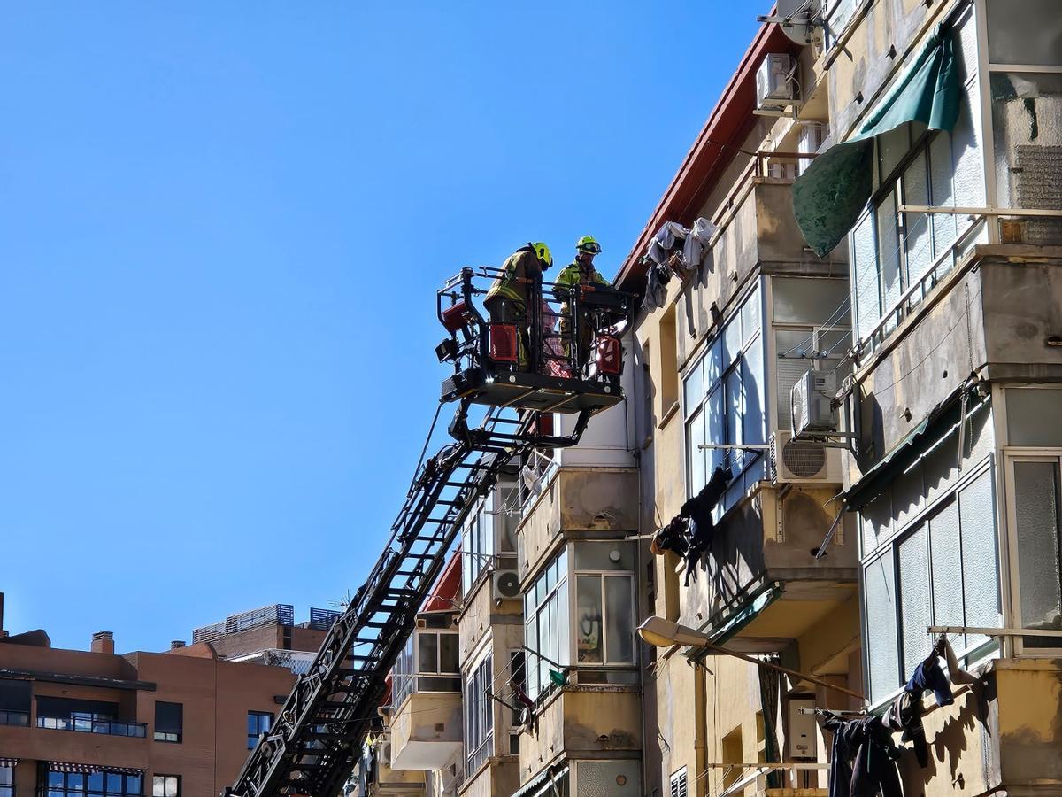 Bomberos recogiendo ropa y otros efectos de los bloques desalojados.