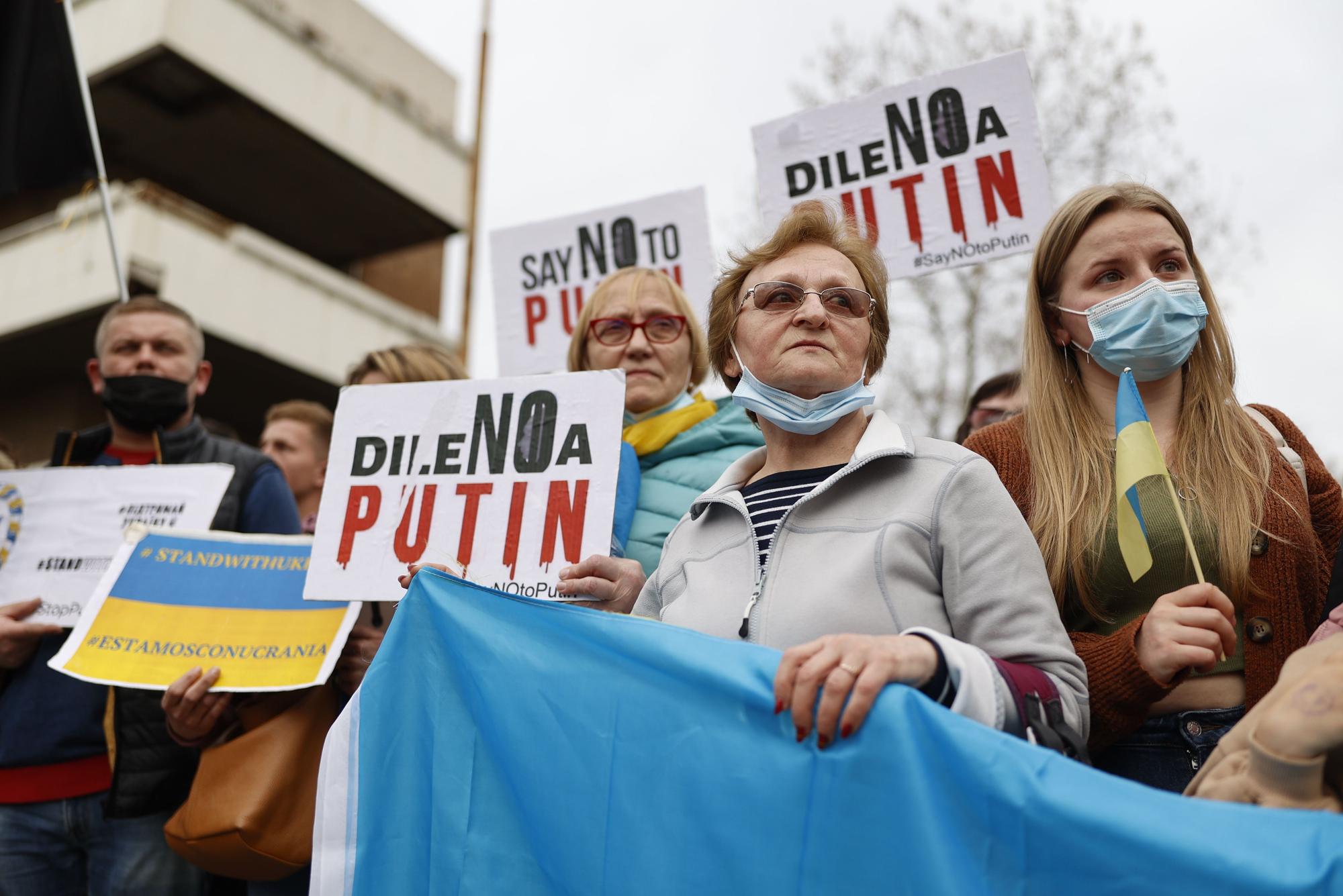 Protesta en la embajada de Rusia en España